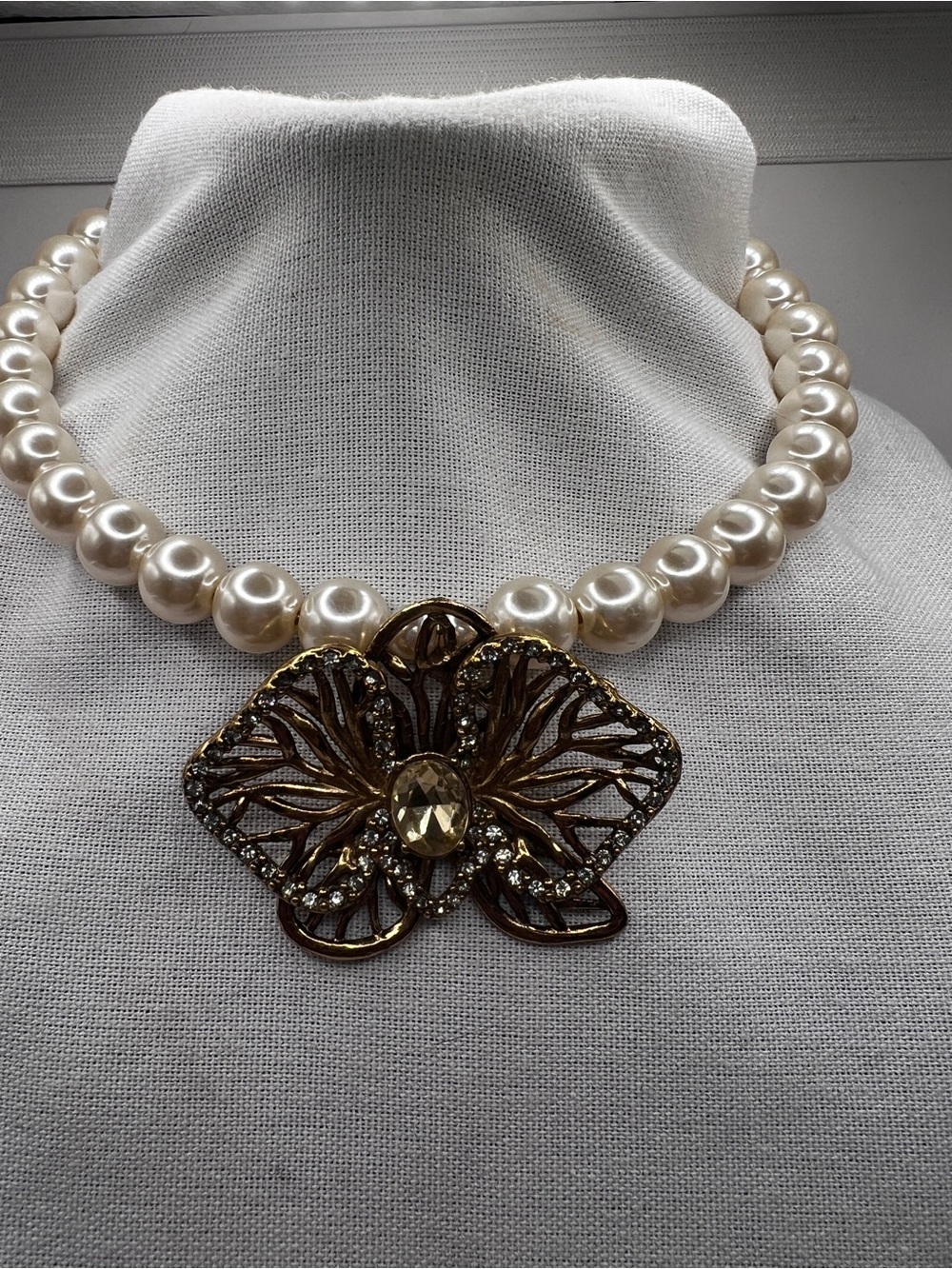 Faux Pearl Necklace choker with Gold Filigree Pendant - Elegant Women Jewelry